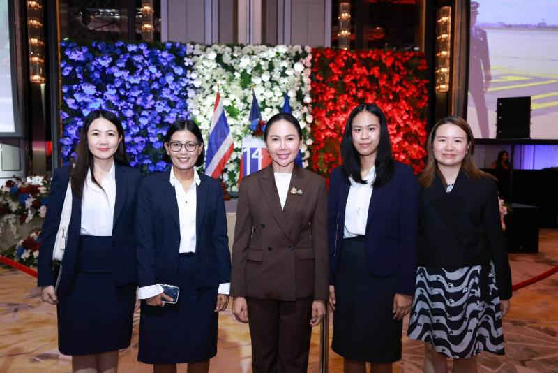 นางสาวชนก จันทาทอ�