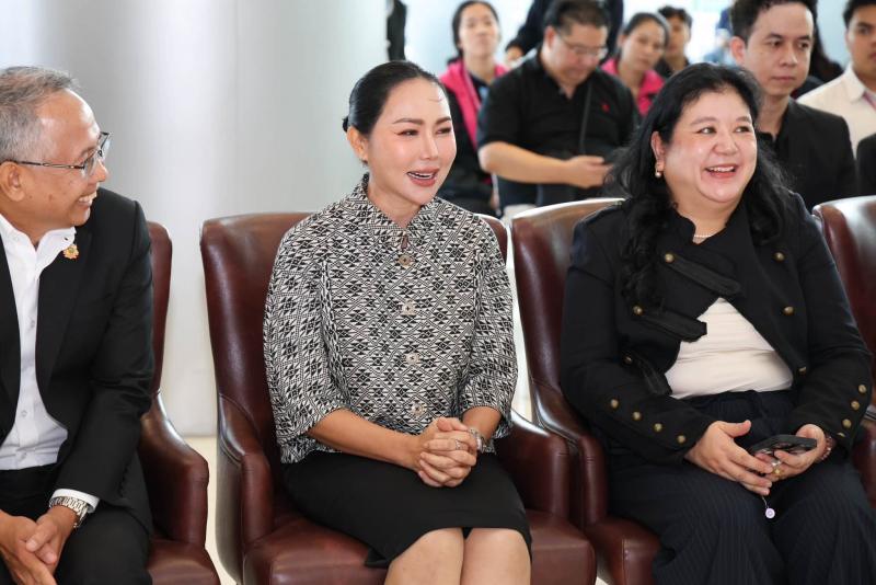 นางสาวชนก จันทาทอ�