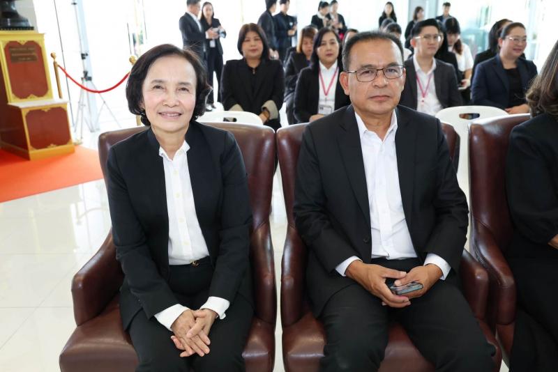 นางสาวชนก จันทาทอ�