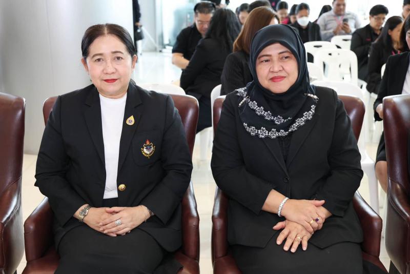 นางสาวชนก จันทาทอ�