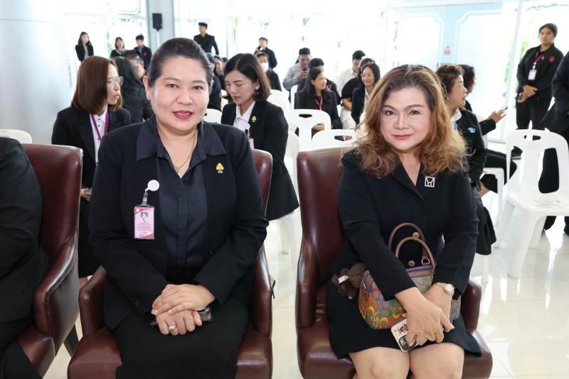 นางสาวชนก จันทาทอ�