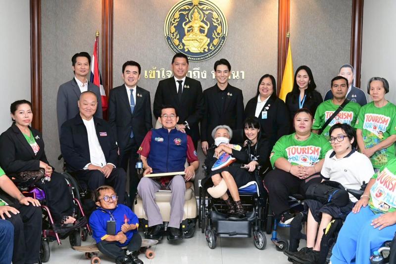 รมว.พม. ให้นายกฤษน�