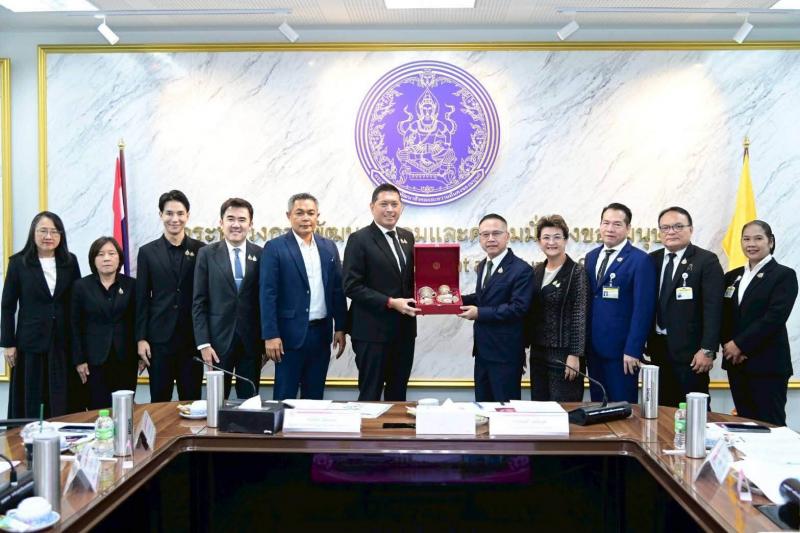 รมว.พม. เป็นประธาน�