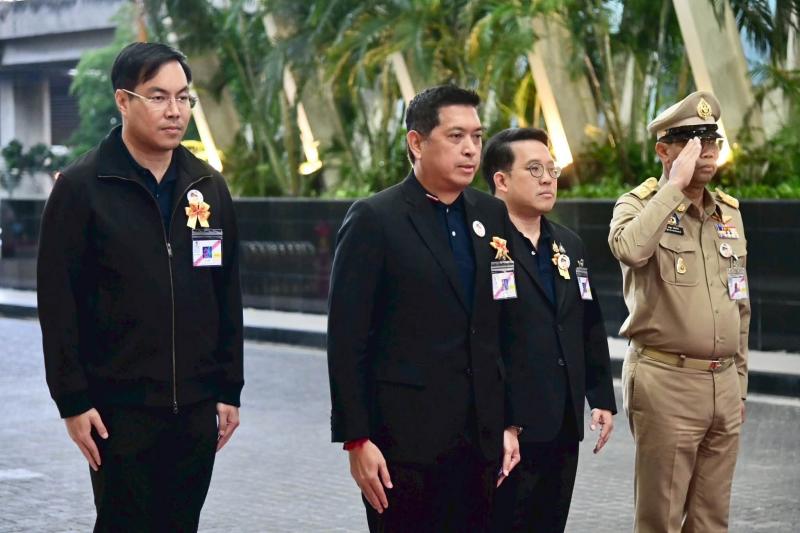 นายนิกร โสมกลาง รม