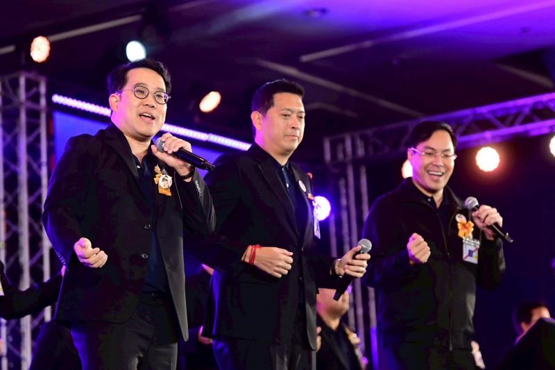 นายนิกร โสมกลาง รม