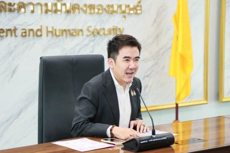 นายชนินทร์ รุ่งธน�