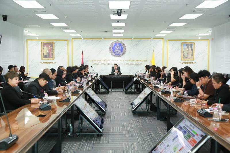 นายชนินทร์ รุ่งธน�