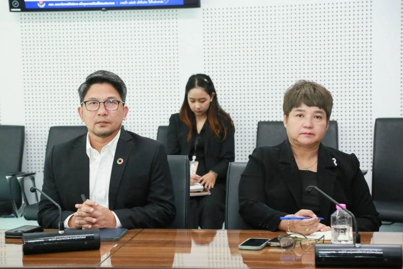 นายชนินทร์ รุ่งธน�