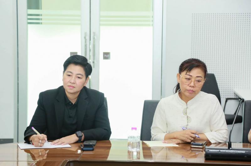 นายชนินทร์ รุ่งธน�