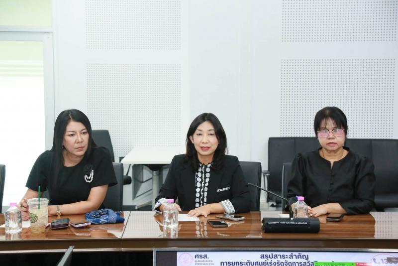 นายชนินทร์ รุ่งธน�