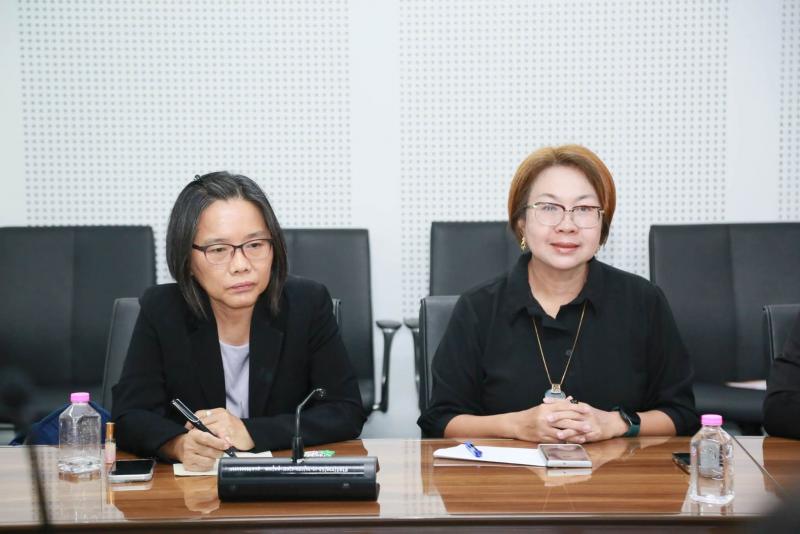 นายชนินทร์ รุ่งธน�