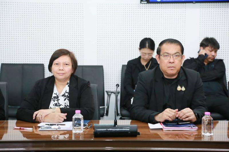 นายชนินทร์ รุ่งธน�