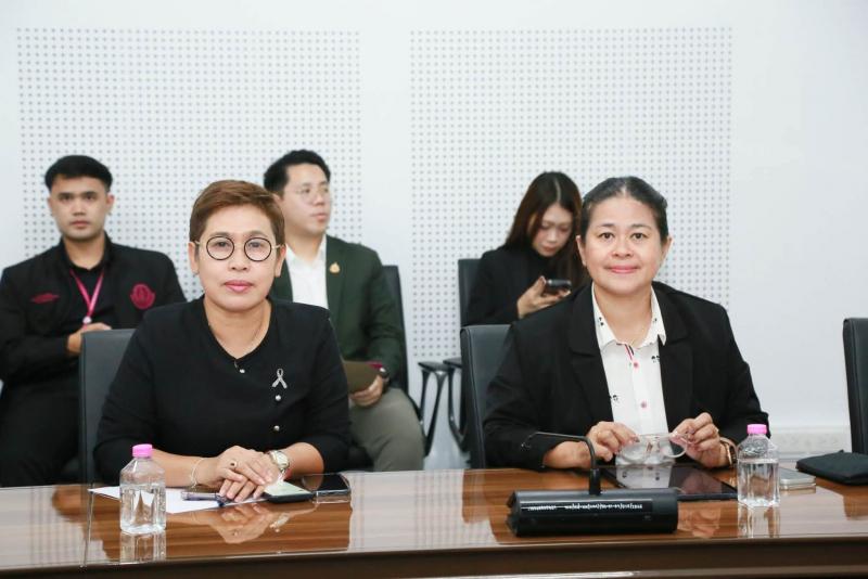 นายชนินทร์ รุ่งธน�