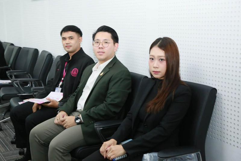 นายชนินทร์ รุ่งธน�
