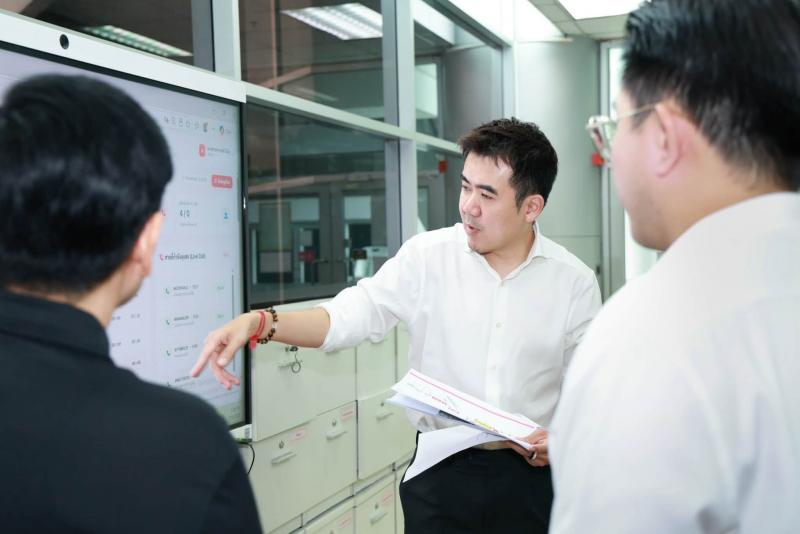 นายชนินทร์ รุ่งธน�