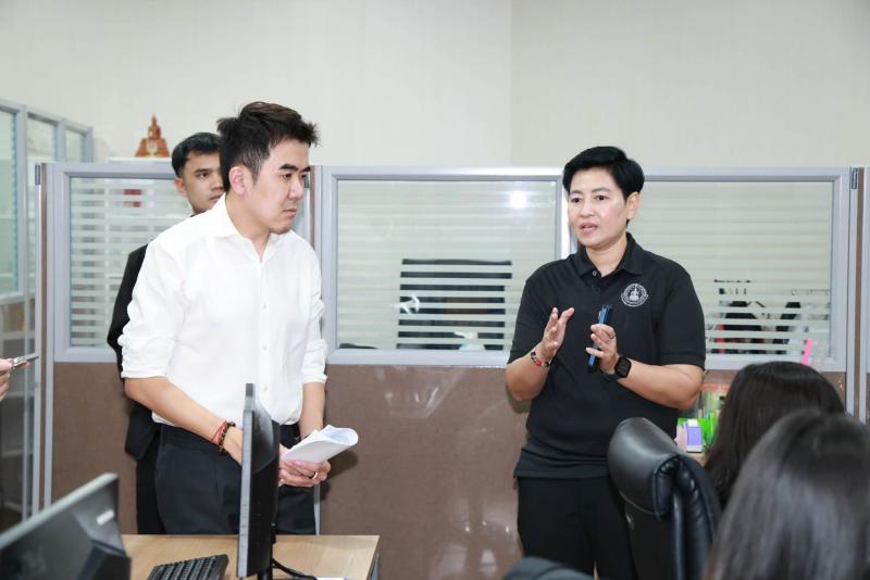 นายชนินทร์ รุ่งธน�