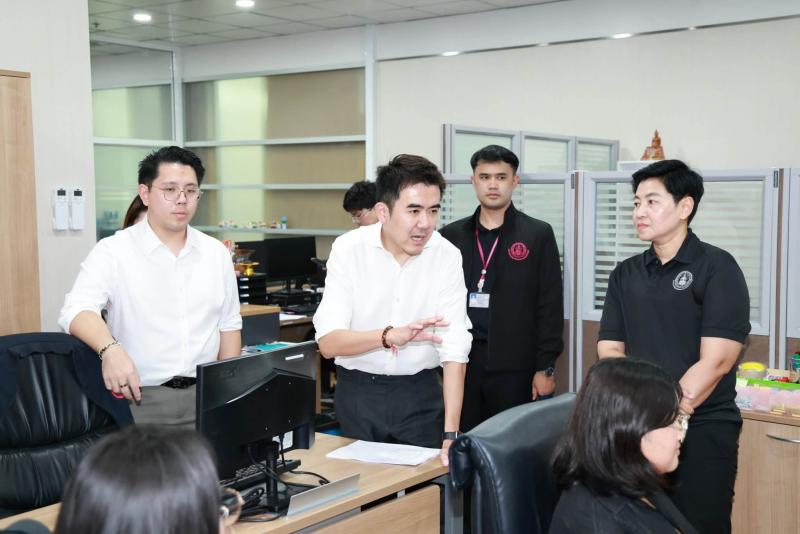 นายชนินทร์ รุ่งธน�