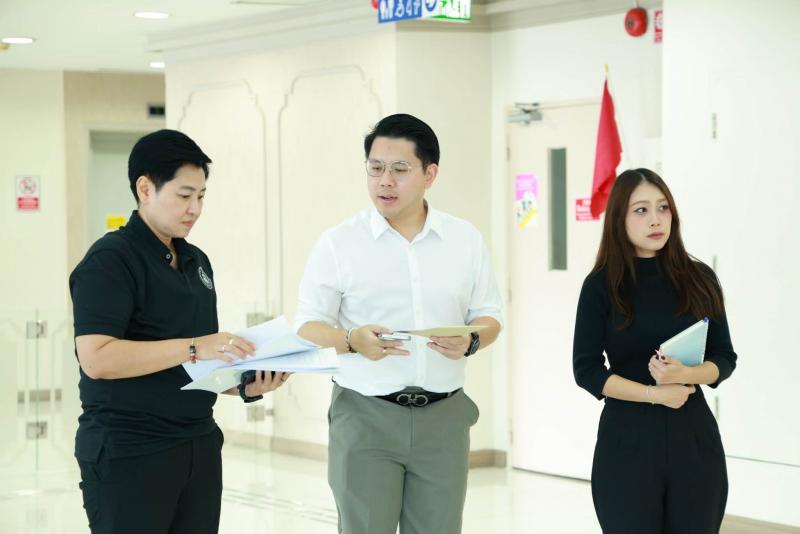 นายชนินทร์ รุ่งธน�