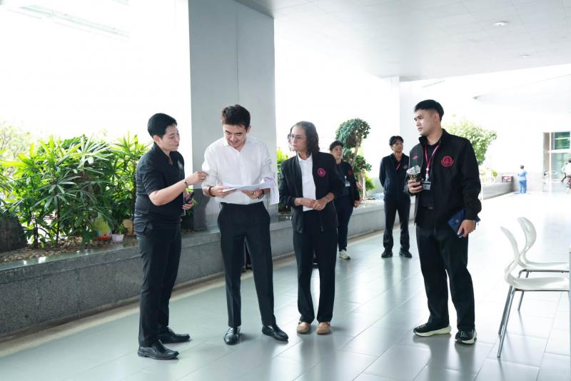 นายชนินทร์ รุ่งธน�