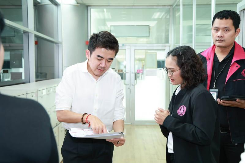 นายชนินทร์ รุ่งธน�