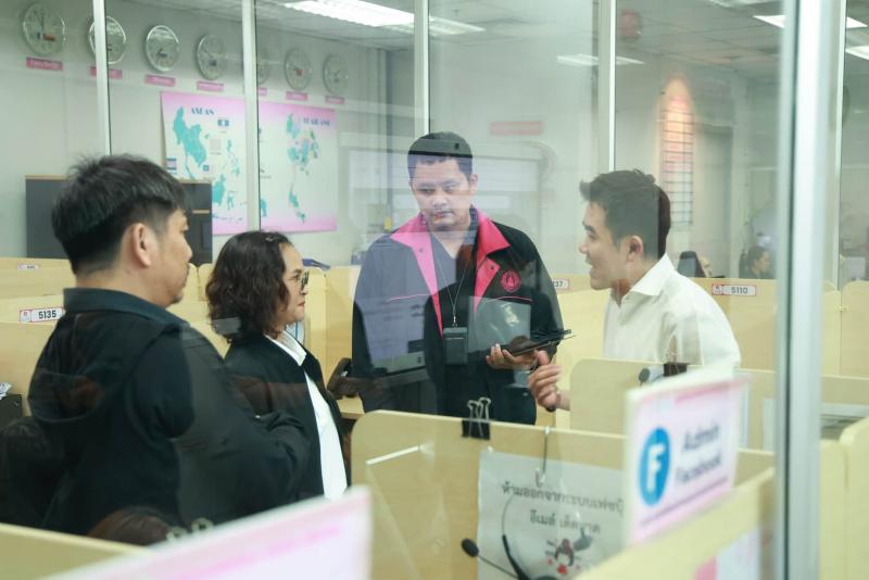 นายชนินทร์ รุ่งธน�