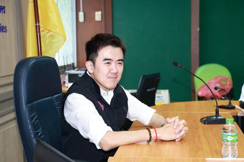 นายชนินทร์ รุ่งธน�