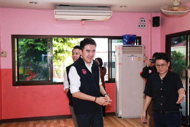 นายชนินทร์ รุ่งธน�