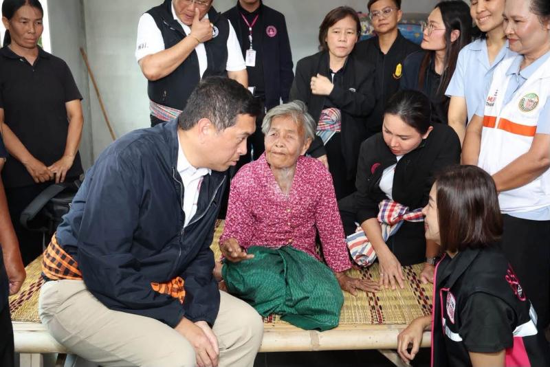 รมว.พม. ลงพื้นที่ม�