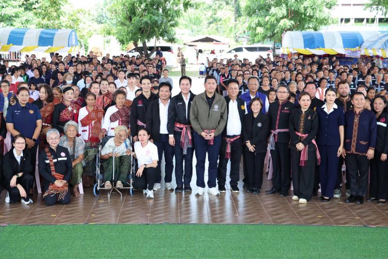 "รมว.ป๊อป นิกร โส�