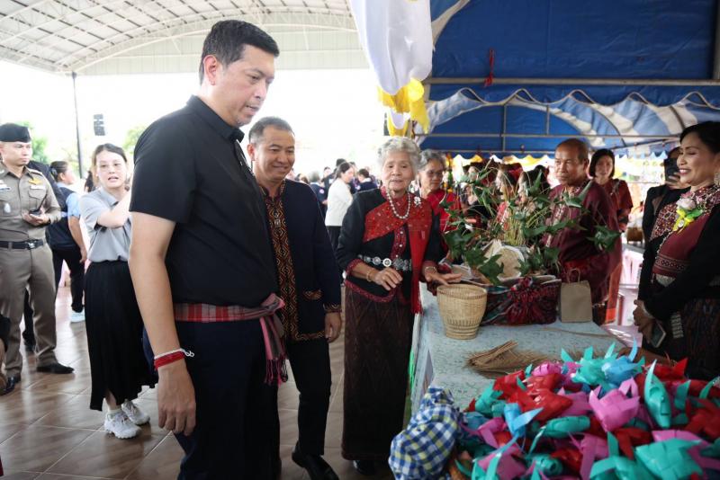 "รมว.ป๊อป นิกร โส�