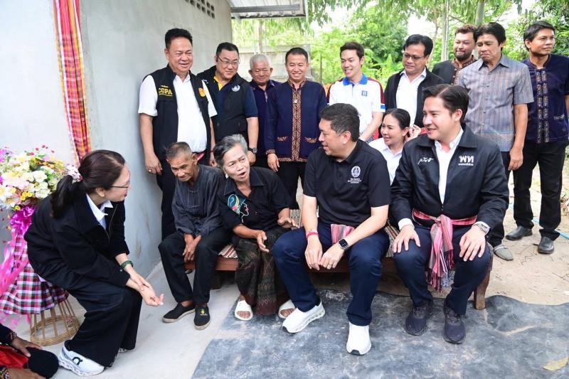 "รมว.ป๊อป นิกร โส�