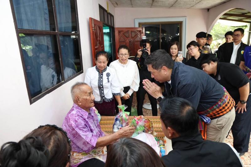 รมว.พม. ลงพื้นที่เ�
