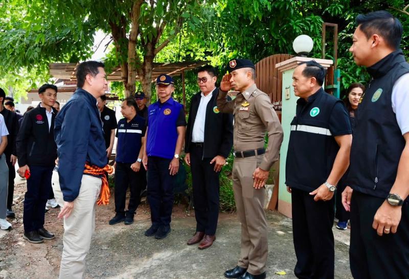 รมว.พม. ลงพื้นที่เ�