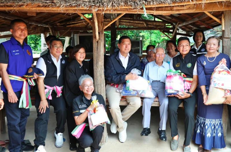 รมว.พม. ลงพื้นที่เ�