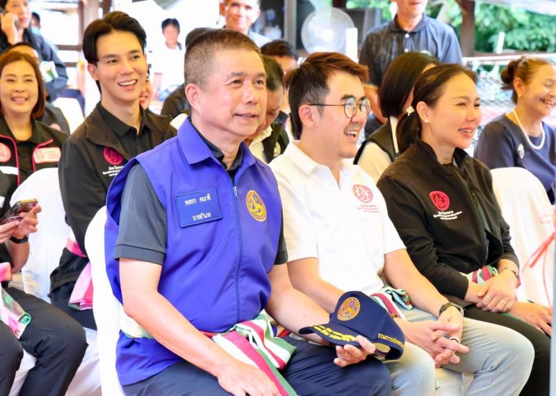 รมว.พม. ลงพื้นที่เ�