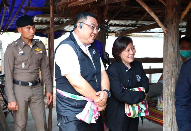 รมว.พม. ลงพื้นที่เ�