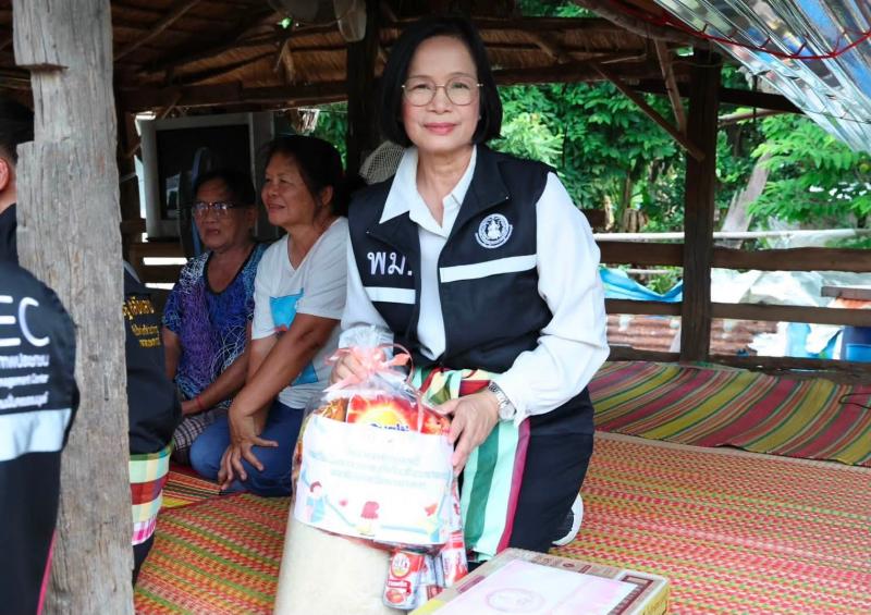 รมว.พม. ลงพื้นที่เ�