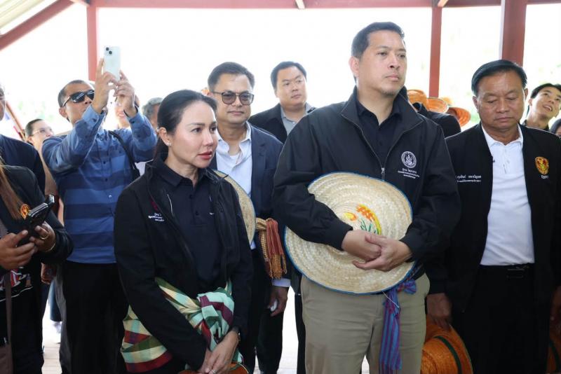 รมว.พม. ลงพื้นที่บ�