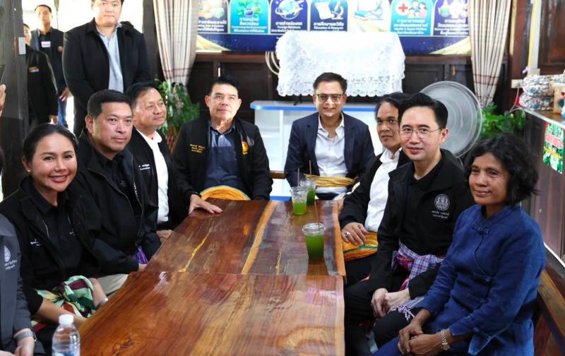 รมว.พม. ลงพื้นที่บ�