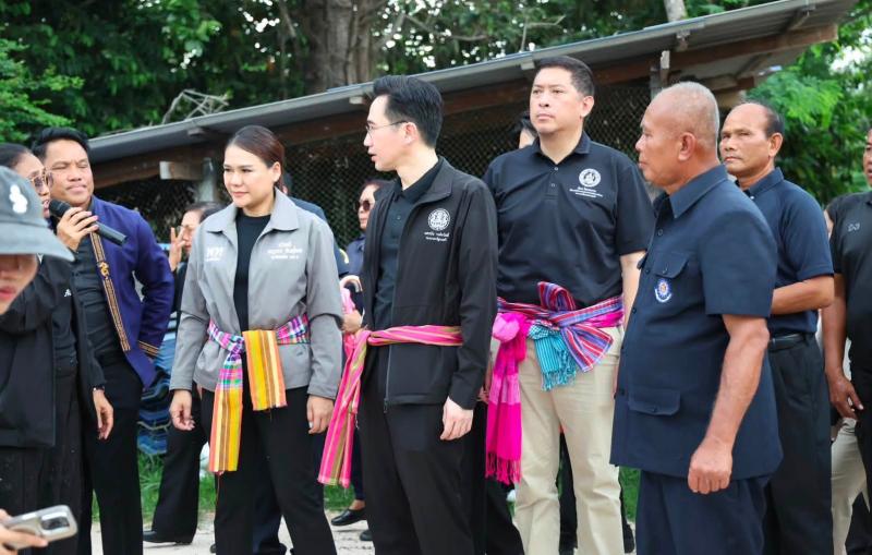 รมว.พม. ลงพื้นที่บ�
