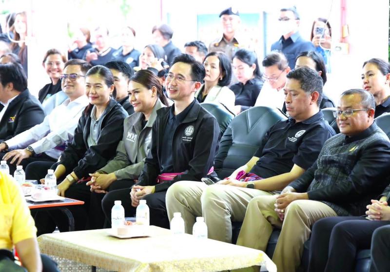 รมว.พม. ลงพื้นที่บ�