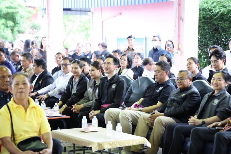 รมว.พม. ลงพื้นที่บ�