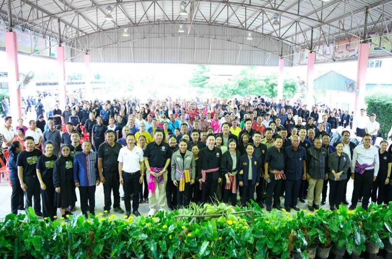 รมว.พม. ลงพื้นที่บ�