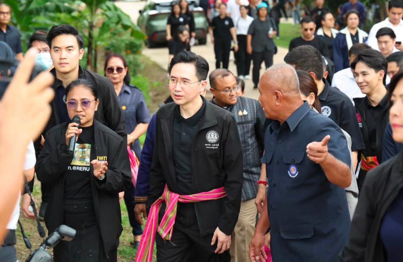 รมว.พม. ลงพื้นที่บ�