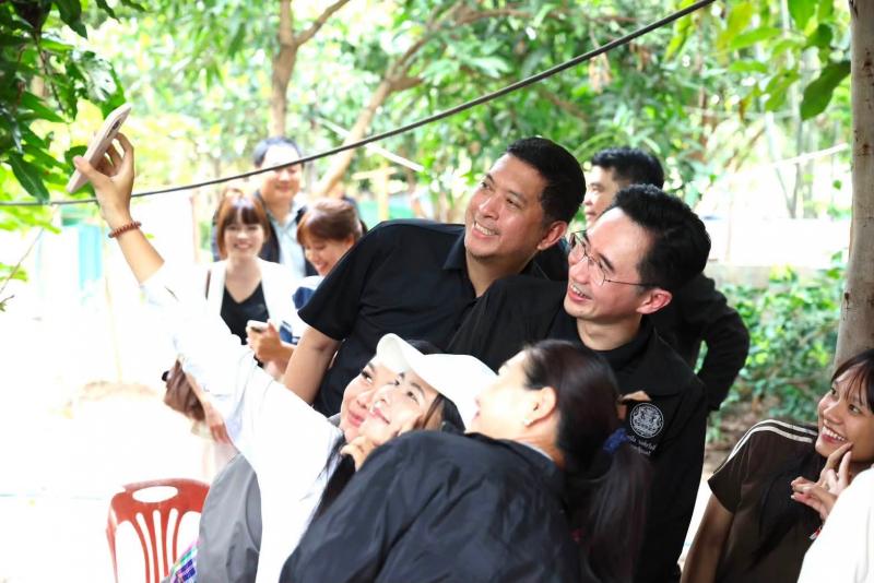 รมว.พม. ลงพื้นที่บ�