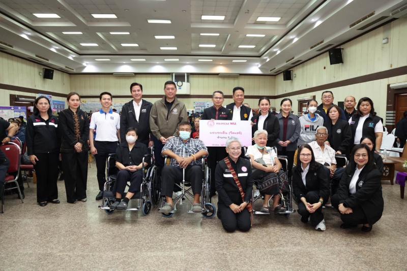 รมว.พม. ลงพื้นที่จ�