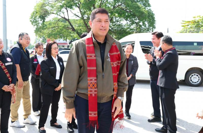 รมว.พม. ลงพื้นที่จ�