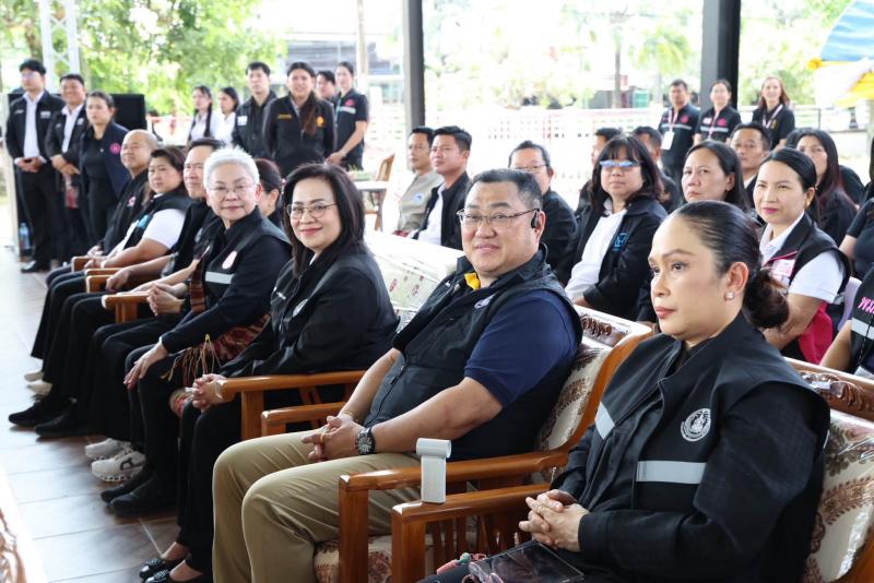 รมว.พม. ลงพื้นที่จ�