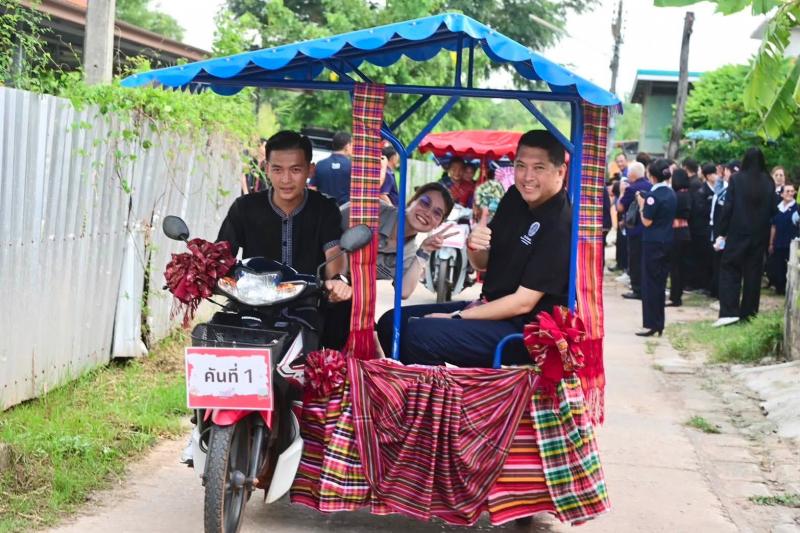 รมว.พม. ลงพื้นที่ข�