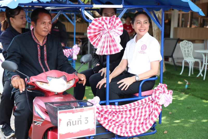 รมว.พม. ลงพื้นที่ข�